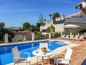 L'Eau, Meubles, Plante, Bâtiment, Table, Ciel, Piscine, Chaise, Bleu Azur, Arbre