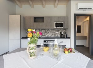 Geschirr, Cabinetry, Countertop, Blume, Küche, Gebäude, Interior Design, Flooring, Fussboden, Tabelle