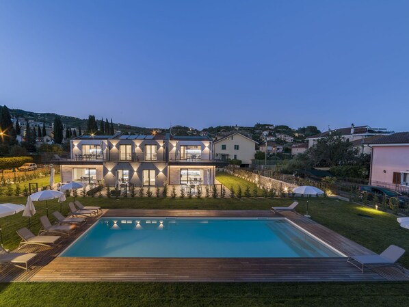 Plante, Ciel, Jour, Bâtiment, L'Eau, Fenêtre, Piscine, Bleu Azur, Arbre, Architecture