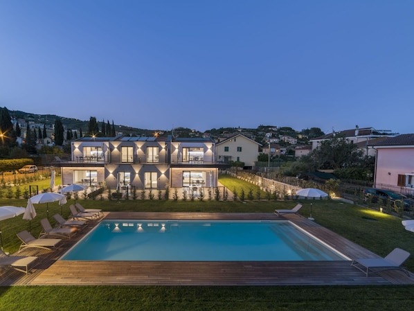 Plante, Ciel, Jour, BĂątiment, L'Eau, FenĂȘtre, Piscine, Bleu Azur, Arbre, Architecture