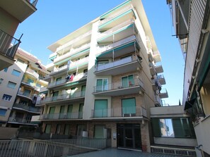 Himmel, Gebäude, Eigentum, Fenster, Urban Design, Tower Block, Eigentumswohnung, Nachbarschaft, Wohngebiet