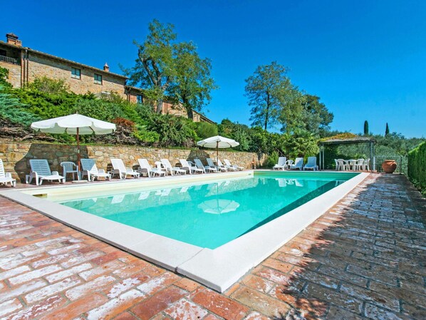 Ciel, L'Eau, Plante, Piscine, Bleu Azur, Bâtiment, Ombre, Arbre, Condominium, Loisir