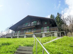 Pflanze, Himmel, Wolke, Baum, Natürliche Landschaft, Holz, Schatten, Gras, Treppe, Steigung