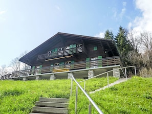 Pflanze, Himmel, Wolke, Baum, Natürliche Landschaft, Holz, Schatten, Gras, Treppe, Steigung