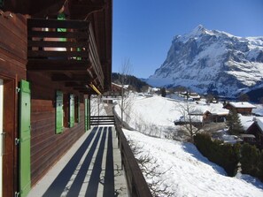 Wolke, Himmel, Gebäude, Geschirr, Azurblau, Pflanze, Stuhl, Tabelle, Eigentumswohnung, Veranda