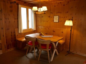 Tabelle, Möbel, Gebäude, Fenster, Holz, Beleuchtung, Interior Design, Fussboden, Flooring, Stuhl