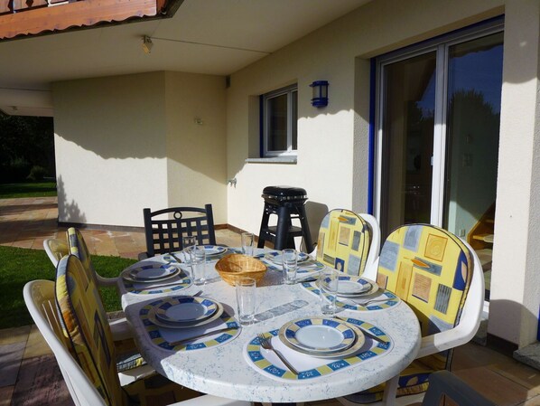 Table, Tableware, Property, Furniture, Building, Dishware, Plant, Chair, Interior Design, Window