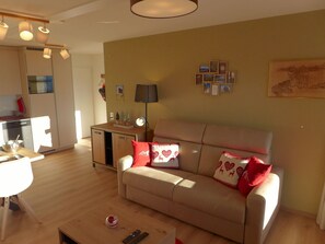 Möbel, Eigentum, Couch, Beleuchtung, Interior Design, Holz, Wohnzimmer, Komfort, Fussboden, Wand