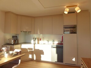 Cabinetry, Countertop, Eigentum, Gebäude, Küchengerät, Sinken, Küche, Beleuchtung, Interior Design, Herd