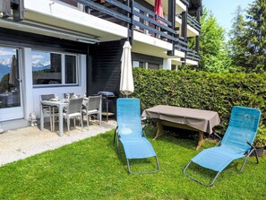 Möbel, Pflanze, Gebäude, Tabelle, Grün, Fenster, Stuhl, Gartenmöbel, Schatten, Hütte