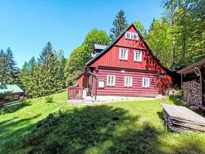 Pflanze, Himmel, Eigentum, Gebäude, Fenster, Natürliche Landschaft, Baum, Holz, Grundstueck, Haus