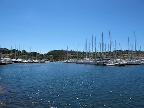 Water, Sky, Boat, Watercraft, Water Resources, Mast, Lake, Vehicle, Coastal And Oceanic Landforms, Sailboat