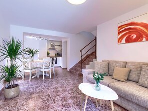 Nuage, Ciel, Bâtiment, Vaisselle, Bleu Azur, Plante, Chaise, Table, Condominium, Porche