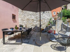 Nuage, Ciel, Bâtiment, Vaisselle, Bleu Azur, Plante, Chaise, Table, Condominium, Porche