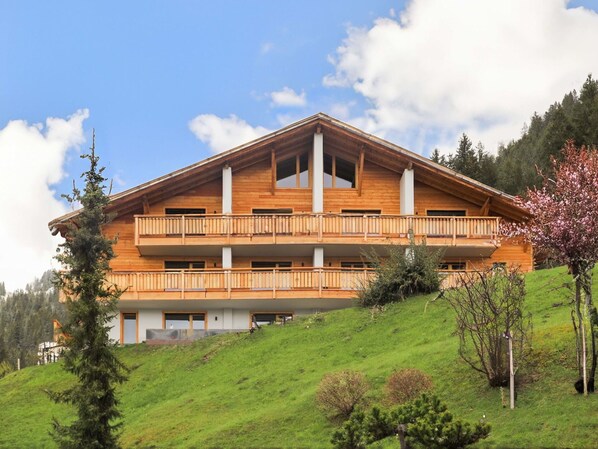 Nuage, Ciel, Plante, Bâtiment, Fenêtre, Arbre, Paysage Naturel, Maison, Bois, Pente