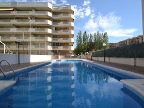Water, Cloud, Sky, Building, Daytime, Property, Swimming Pool, Window, Azure, Shade