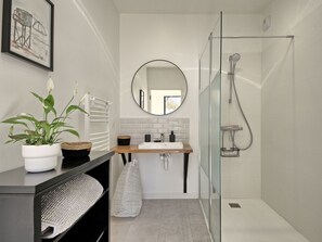 Mirror, Plant, Plumbing Fixture, Sink, Tap, Building, Houseplant, Interior Design, Bathroom, Picture Frame