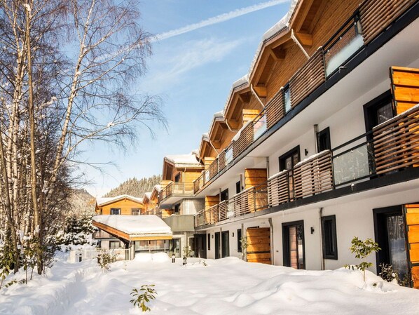 Himmel, Schnee, Gebäude, Fenster, Steigung, Einfrieren, Haus, Geologisches Phänomen, Urban Design, Winter