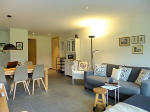 Möbel, Tabelle, Bilderrahmen, Couch, Wohnzimmer, Stuhl, Fussboden, Lampe, Komfort, Zimmerpflanze