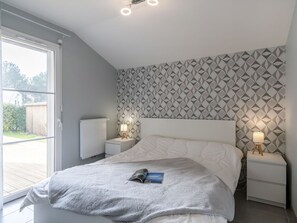 Property, Furniture, Building, Window, Light, Comfort, Wood, Lighting, Bed Frame