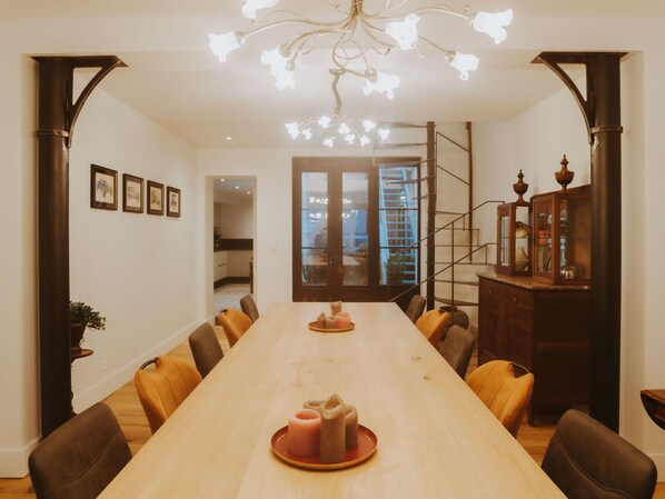 Tabelle, Eigentum, Möbel, Bilderrahmen, Stuhl, Holz, Interior Design, Beleuchtung, Gebäude, Flooring