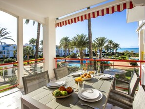 Water, Building, Sky, Property, Swimming Pool, Window, Azure, Plant, Interior Design, Condominium