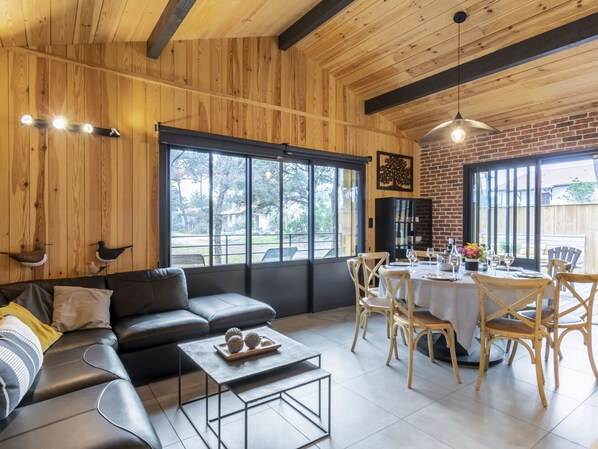 Table, Propriété, Meubles, Canapé, Bois, Fenêtre, Design Intérieur, Sol, Dur, Chaise