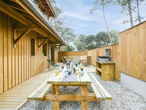 Bâtiment, Ciel, Bois, Nuage, Table, Ombre, Arbre, Maison, Sol, Fenêtre