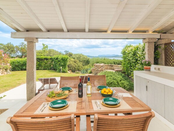 Table, Plant, Property, Furniture, Tableware, Azure, Wood, Sky, Interior Design, Outdoor Furniture