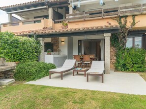 Plant, Building, Shade, Land Lot, Urban Design, Cottage, Outdoor Furniture, Door, Residential Area, Window