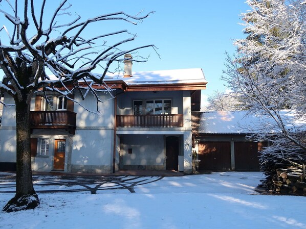 Ciel, Nuage, Plante, Bâtiment, Fenêtre, Arbre, Maison, Lot Terre, Chalet, Herbe
