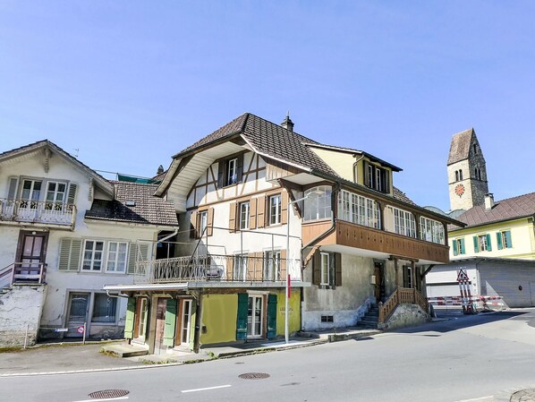 Himmel, Gebäude, Eigentum, Fenster, Haus, Urban Design, Nachbarschaft, Wohngebiet, Dach, Fassade