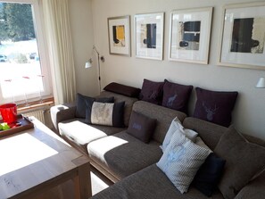 Table, Couch, Furniture, Property, Picture Frame, Comfort, Interior Design, Studio Couch, Pillow, Architecture