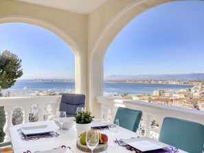 Furniture, Table, Interior Design, Chair, Kitchen & Dining Room Table, Resort, Sea, Restaurant, Apartment, Ocean