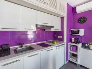 Spüle, Cabinetry, Eigentum, Sinken, Countertop, Lila, Zapfhahn, Herd, Küche, Küchengerät