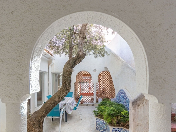 Plant, Building, Tree, House, Woody Plant, Art, Shade, Facade, Landscape, Arch