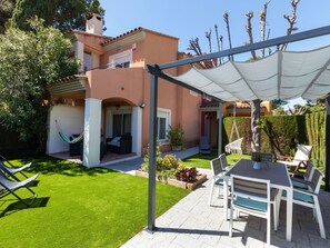 Plant, Property, Furniture, Shade, Sky, Lighting, Architecture, Building, Outdoor Furniture, Flowerpot