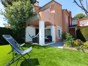 Plant, Sky, Property, Building, Tree, Shade, Architecture, Grass, House, Residential Area