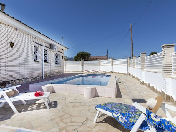 Sky, Daytime, Property, Building, Window, Shade, Swimming Pool, House, Wood, Urban Design