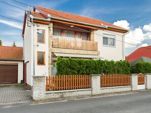 Himmel, Wolke, Gebäude, Fenster, Pflanze, Haus, Holz, Grundstueck, Nachbarschaft, Zaun