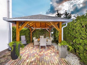 Wolke, Pflanze, Eigentum, Himmel, Schatten, Holz, Gartenmöbel, Tisch Im Freien, Landschaft, Tür