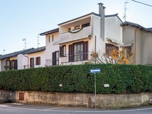 Himmel, Gebäude, Pflanze, Fenster, Baum, Urban Design, Wohngebiet, Asphalt, Rad, Strassenbelag