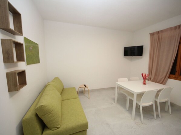 Gebäude, Fenster, Komfort, Holz, Fernsehen, Wohnzimmer, Interior Design, Haus, Couch, Fussboden