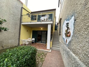 Pflanze, Gebäude, Himmel, Fenster, Baum, Grundstueck, Haus, Urban Design, Wohngebiet, Grundeigentum