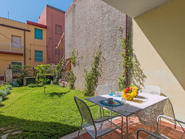 Plant, Building, Sky, Window, Tree, Land Lot, House, Urban Design, Residential Area, Real Estate