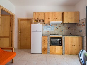 Cabinetry, Property, Building, Countertop, Wood, Kitchen Stove, Kitchen, Interior Design, Kitchen Appliance, Home Appliance