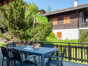 Tabelle, Pflanze, Gebäude, Eigentum, Möbel, Himmel, Fenster, Stuhl, Tisch Im Freien, Baum
