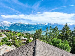 Wolke, Himmel, Gebäude, Berg, Ökoregion, Azurblau, Natürliche Landschaft, Hochland, Holz, Haus