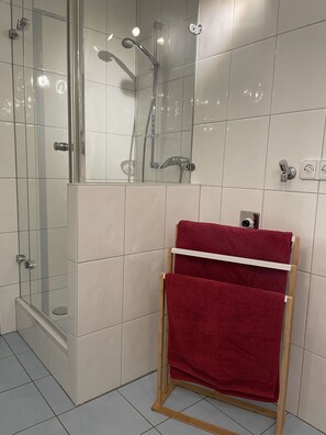 Holz, Rechteck, Badezimmer, Interior Design, Flooring, Fussboden, Linie, Armatur, Tönungen Und Schatten