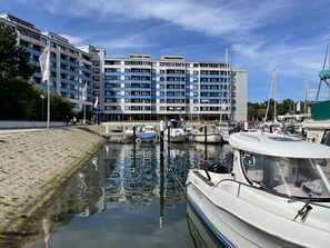 Wasser, Wolke, Himmel, Gebäude, Daytime, Boot, Watercraft, Die Architektur, Fahrzeug, Schiffsbau
